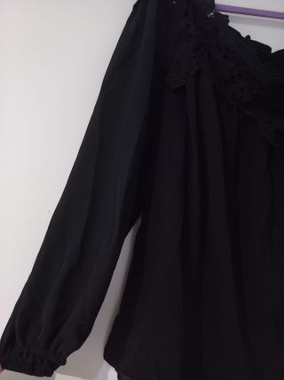 Blusa negra con escote barco talla grande