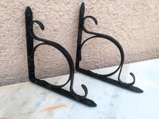 2 Soportes de pared metálicos.