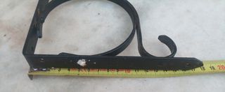 2 Soportes de pared metálicos.