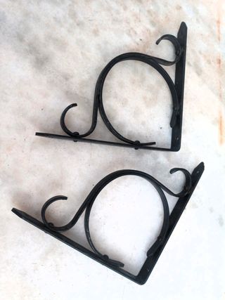 2 Soportes de pared metálicos.