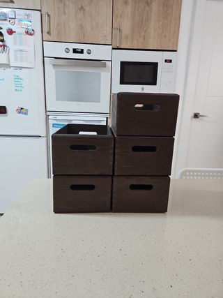 Cajas madera apilables marrones