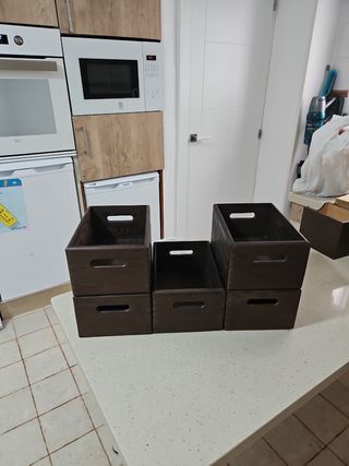 Cajas madera apilables marrones