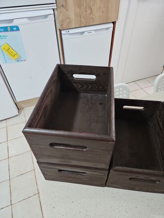 Cajas madera apilables marrones