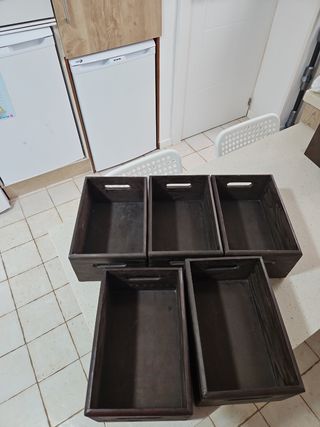 Cajas madera apilables marrones