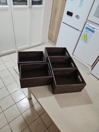 Cajas madera apilables marrones