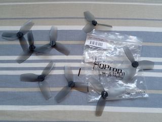 Hélices de tres aspas HQProp grises para DJI Avat