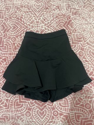Falda negra plisada