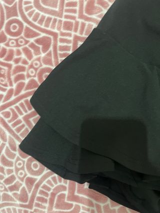 Falda negra plisada