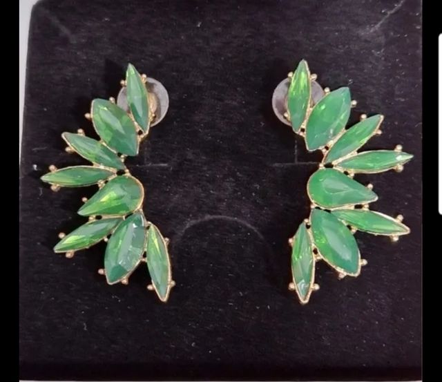 Pendientes dorados con piedras verdes