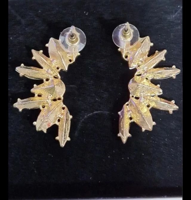 Pendientes dorados con piedras verdes