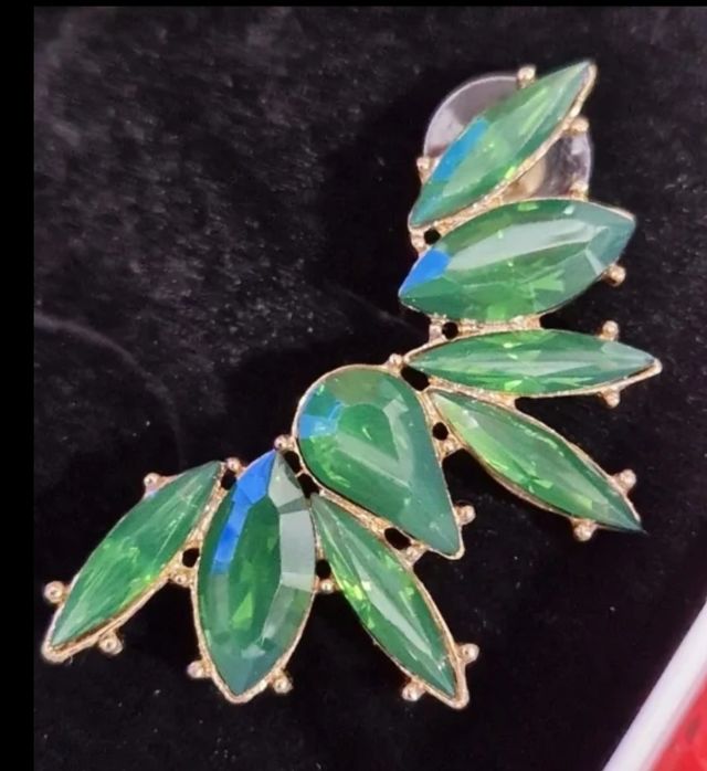 Pendientes dorados con piedras verdes