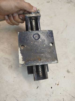 Tornillo de mesa