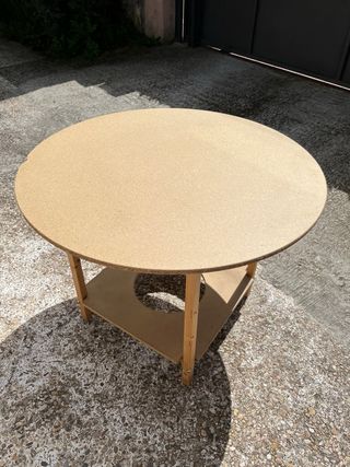 Mesa redonda de aglomerado y madera