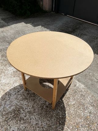 Mesa redonda de aglomerado y madera