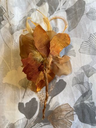 Adorno vintage flor seda plumas naturales