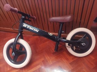 Bici sin pedales B'Twin. 
