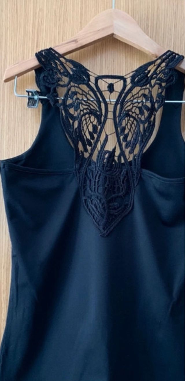 Top negro encaje espalda