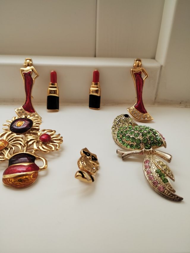 Broches mujer: rojos y dorados