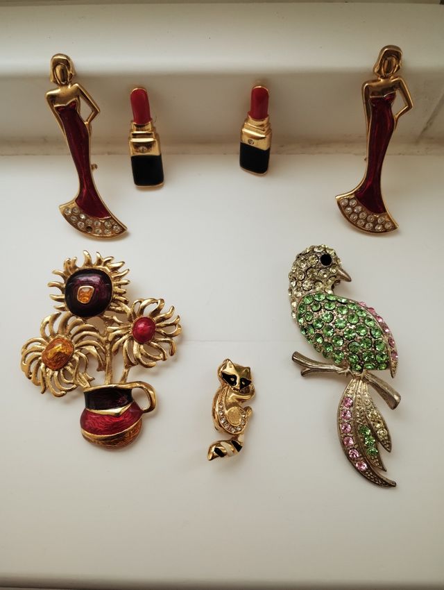 Broches mujer: rojos y dorados