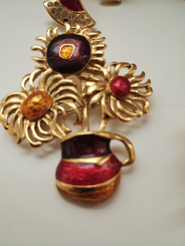 Broches mujer: rojos y dorados