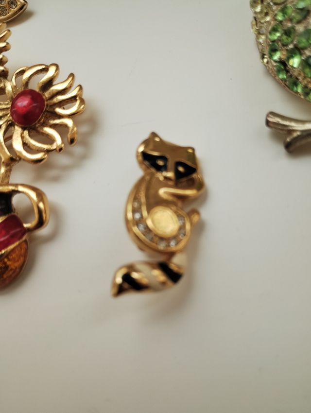 Broches mujer: rojos y dorados