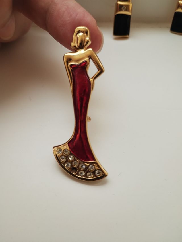 Broches mujer: rojos y dorados