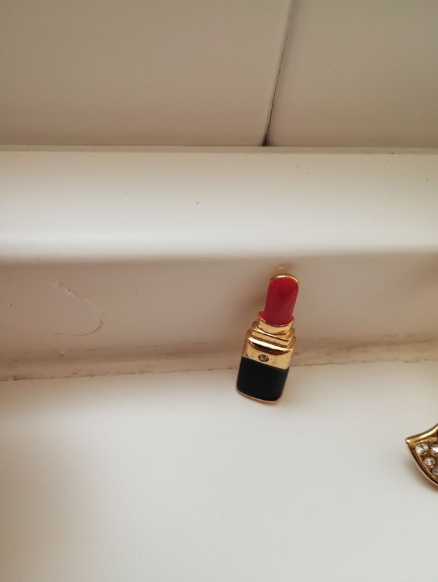 Broches mujer: rojos y dorados