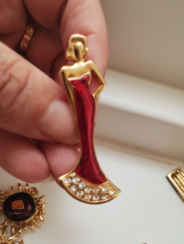 Broches mujer: rojos y dorados