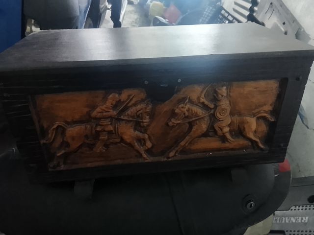 Mini baúl tallado a mano