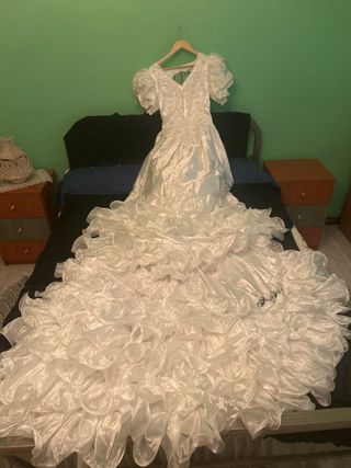 Vestido novia blanco de raso.
