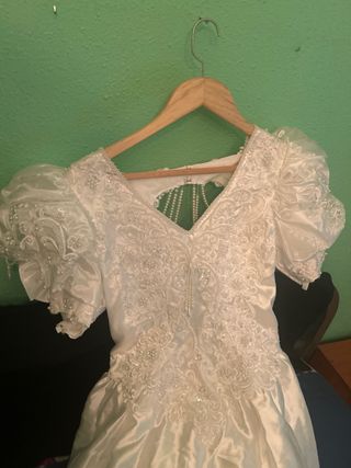 Vestido novia blanco de raso.

