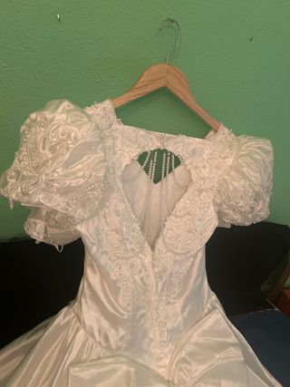 Vestido novia blanco de raso.
