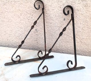 2 Soportes de pared metálicos.