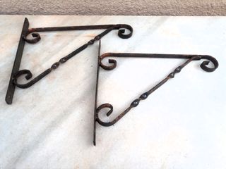 2 Soportes de pared metálicos.