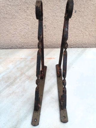 2 Soportes de pared metálicos.