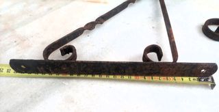 2 Soportes de pared metálicos.