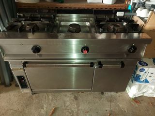 Cocina industrial 3 fuegos + horno y plancha