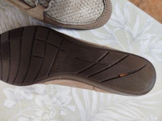 Zapatos 24Hrs beige y plata