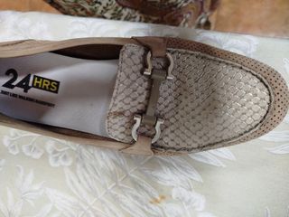 Zapatos 24Hrs beige y plata