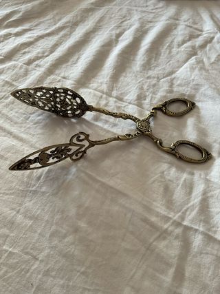 Pinza per dolci antica in metallo dorato