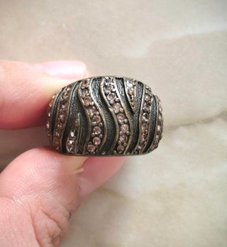 Anillo vintage marrón con circonitas rosa