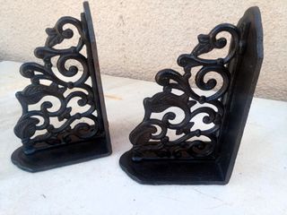 2 Soportes de hierro fundido.