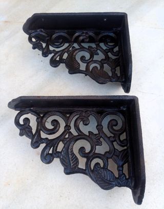 2 Soportes de hierro fundido.