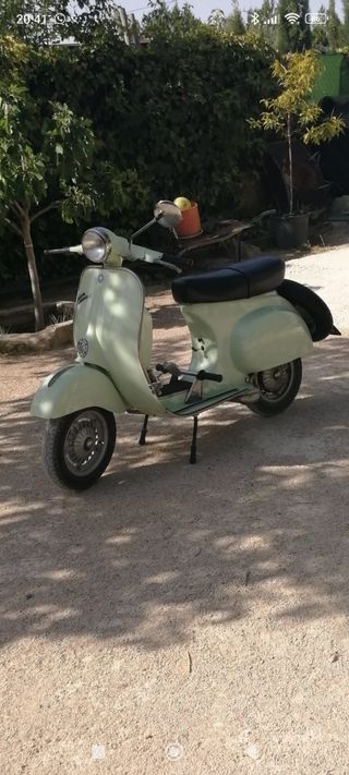 Vespa clásica verde menta