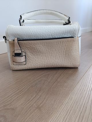Bolso de mano beige y blanco