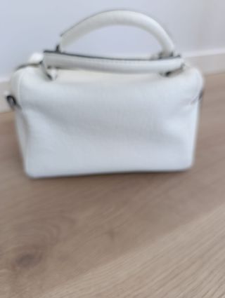 Bolso de mano beige y blanco