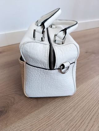Bolso de mano beige y blanco