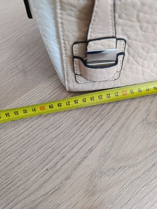 Bolso de mano beige y blanco