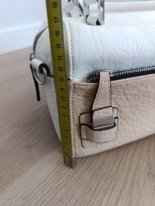 Bolso de mano beige y blanco