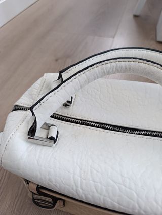 Bolso de mano beige y blanco